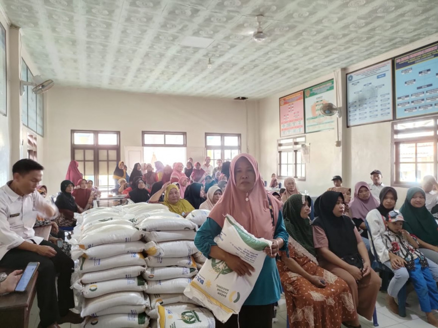 BANTUAN PANGAN BERAS PER 15 NOVEMBER 2023 SEBANYAK 190 KPM DIKAMPUNG SINAR LUAS TELAH TERSALURKAN